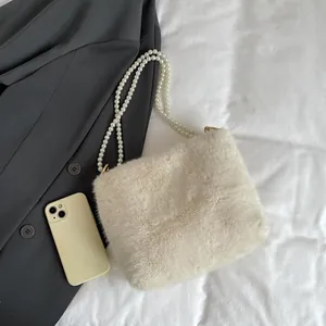 Sac à main chic en fausse fourrure crème avec élégante bandoulière en perles doubles