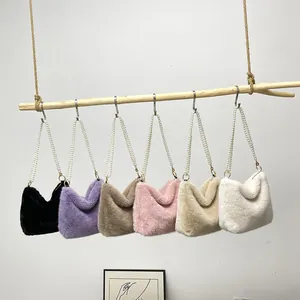 Sacs à bandoulière en peluche chic en six couleurs avec anses élégantes en perles