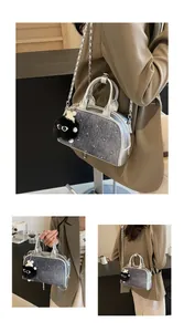 Detalle del bolso bandolera de tweed con pedrería, cadena y colgante de felpa suave