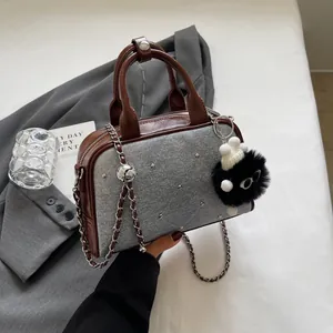 Bolso de Mano de Mezclilla Rétro PU para Mujer Patchwork Remaches Bandolera Cadena de Metal con Amuleto de Peluche Bolso Bowling