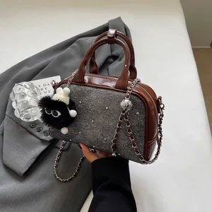 Bolso bandolera de mezclilla con textura de tweed gris, remaches y asas marrones