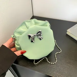 Sac à Bandoulière Rond Plissé Mode Femmes Mini Sac à Épaule Nuage Avec Détail Nœud en Métal Argenté Chaîne à Billes Couleur Unie Cuir PU Élégant Sac de Style Fille