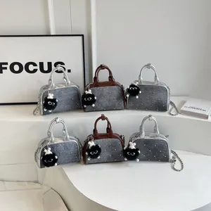 Bolso bandolera de mezclilla con espejo y remaches estilo boston con colgante de pelo