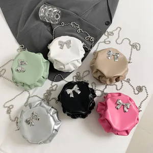 Mini sacs à bandoulière ronds plissés avec fermoir nœud et chaîne perlée en six couleurs