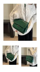 Détail du sac à main matelassé vert foncé avec bandoulière chaîne et fermoir rotatif