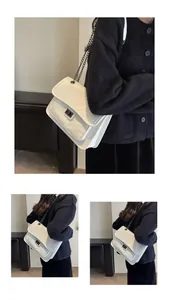 Détail du sac blanc à surpiqûres chevron avec chaîne noire et fermoir rotatif en métal