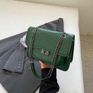 Sac à Bandoulière Femme en Cuir PU Matelassé avec Chaîne Métallique Sac Rétro à Rabat avec Fermoir Pivotant pour Travail Quotidien Fête