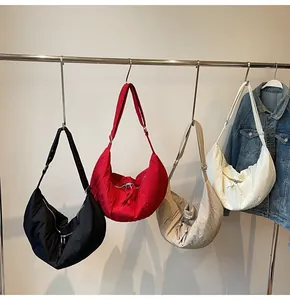 Borse a mezzaluna in nylon plissettato in nero, rosso, beige e bianco su ganci