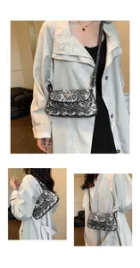 Détail de la plaque en métal et de la texture sur le sac bandoulière à motif léopard