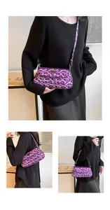 Détail du sac à bandoulière léopard violet avec chaîne argentée et logo en métal