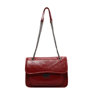 Sac à bandoulière matelassé rouge en cuir verni avec chaîne et fermoir en métal rétro