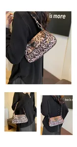 Détail du sac hobo léopard montrant le logo en métal et la bandoulière réglable
