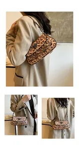 Détail du sac à bandoulière léopard tendance avec logo en métal et fine bandoulière