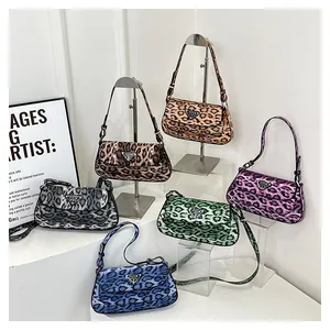 Détail de sacs à bandoulière léopard colorés avec logos métalliques en six teintes
