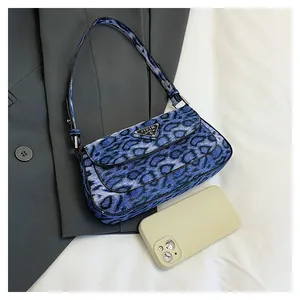 Sac baguette imprimé léopard bleu avec logo métallique sur tissu texturé