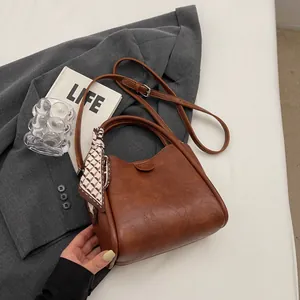 Sac seau marron élégant avec détail foulard en soie sur un fond de style de vie minimaliste