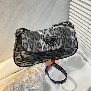 Sac Sous le Bras Vintage Imprimé Léopard pour Femmes en Cuir Synthétique Sac Bandoulière Avec Ornement Métallique Triangulaire