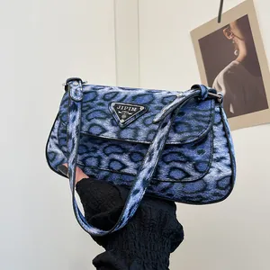 Sac à bandoulière léopard bleu de style vintage avec plaque métallique triangulaire