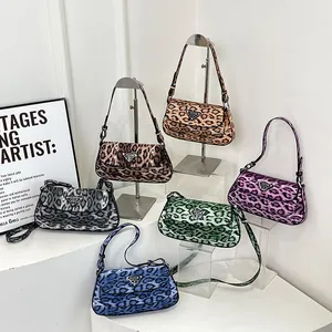 Sacs portés épaule chic avec imprimé léopard en plusieurs couleurs et logo métal