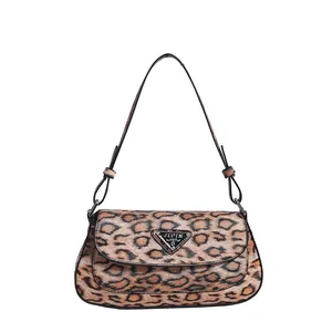 Sac baguette rétro à imprimé léopard pour femme avec logo en métal et bandoulière réglable