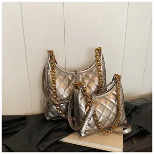Bolsos hobo plateados acolchados en dos tamaños con cadenas doradas y detalles de cuero