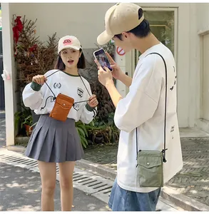 Bolsos bandolera mini de nailon naranja y verde militar usados por modelos al aire libre