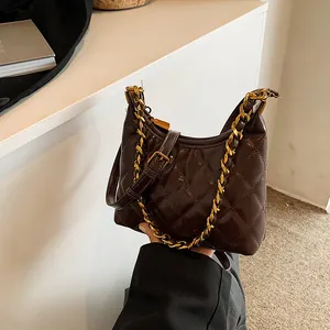 Bolso hobo vintage marrón acolchado con cadena dorada y costuras elegantes para mujer