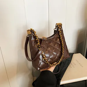 Bolso bajo el brazo acolchado marrón oscuro vintage con cuero encerado y cadena dorada