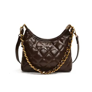 Bolso retro acolchado marrón oscuro con cadena dorada y acabado en PU brillante