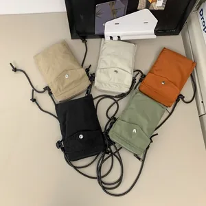 Bolsos bandolera de nailon para móvil en colores caqui, beige, naranja, negro y verde