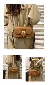 Sac bandoulière en cuir marron avec large sangle amovible à motif géométrique