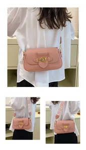 Sac à bandoulière rose en cuir grainé avec fermoir doré et deux options de sangle