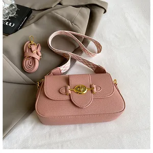 Sac bandoulière en cuir grainé rose avec fermoir doré et bandoulière large en tissu doux