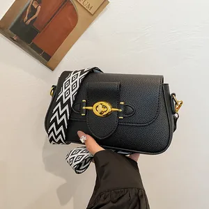 Sac bandoulière en cuir noir à motif litchi avec fermoir doré et large bandoulière