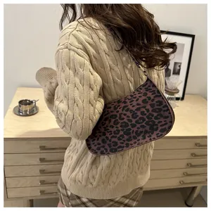 Borsa baguette con stampa leopardata indossata dalla modella per un look autunnale