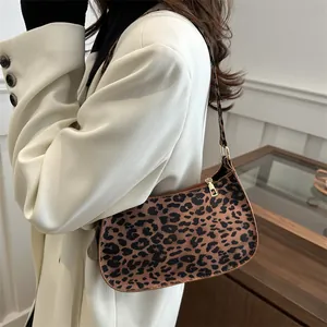 Borsa a spalla baguette alla moda con stampa leopardata da donna in stile minimalista