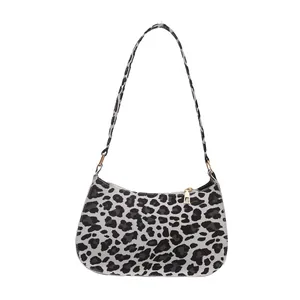 Borsa a spalla baguette leopardata chic in nero e bianco con zip dorata elegante