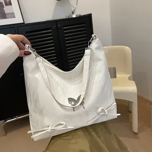 Elegante borsa tote a pieghe bianco crema con ciondoli a farfalla e fiocchi decorativi