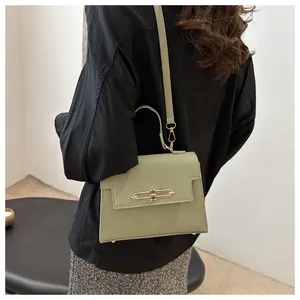 Détail du sac Kelly vert clair en cuir PU grainé avec fermoir doré métallisé
