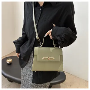 Sac vert sauge grainé avec fermoir à chaîne dorée et bandoulière réglable