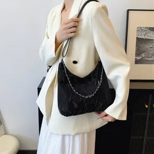 Sac hobo plissé noir chic avec chaîne en métal pour femme au quotidien décontracté
