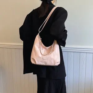Grand sac à main beige pour femme en cuir avec chaîne et texture souple plissée