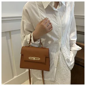 Détail du sac en cuir PU marron caramel à grain de litchi avec boucle dorée luxe