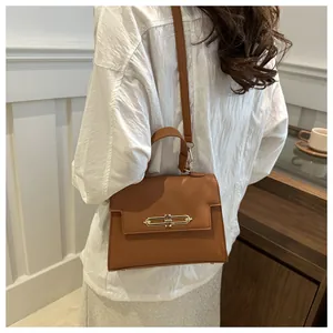 Détails du sac bandoulière caramel texture litchi avec boucle métallique dorée