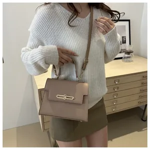 Vue détaillée du sac en cuir grainé kaki avec fermoir métallique doré élégant