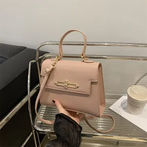 Sac à main rose en cuir PU grainé avec fermoir doré et bandoulière amovible