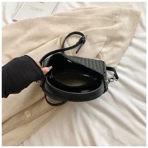 Détails de l'intérieur du sac tressé noir avec poche zippée et fermeture à rabat