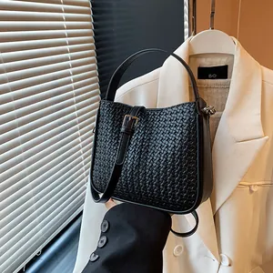 Sac à main tissé noir minimaliste pour femme avec bandoulière réglable pour le quotidien