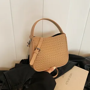 Sac à main tissé beige chic avec texture cuir et bandoulière réglable pour femmes