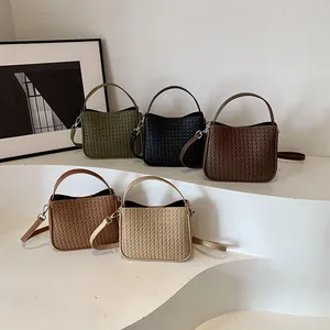 Collection de sacs à main tissés en cinq couleurs avec détails en métal argenté